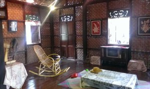 The walls are sometimes made with weaved bamboo. When inside, one does not feel cut away from the outdoor and you feel like you are floating in the air. The weaved bamboo also lets in a bit of light and ventilation.